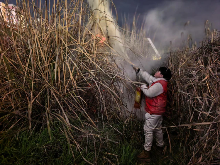 太白园街道西瓜洲社区:元宵夜践行雷锋精神化身“灭火卫士”守护平安