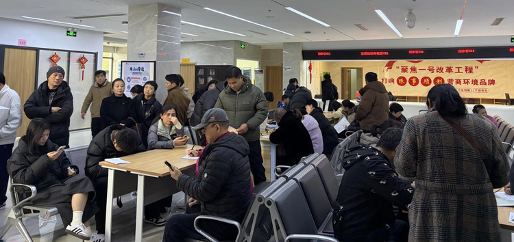 珠山区政务服务中心:身份证换领迎高峰 多措并举便民办事