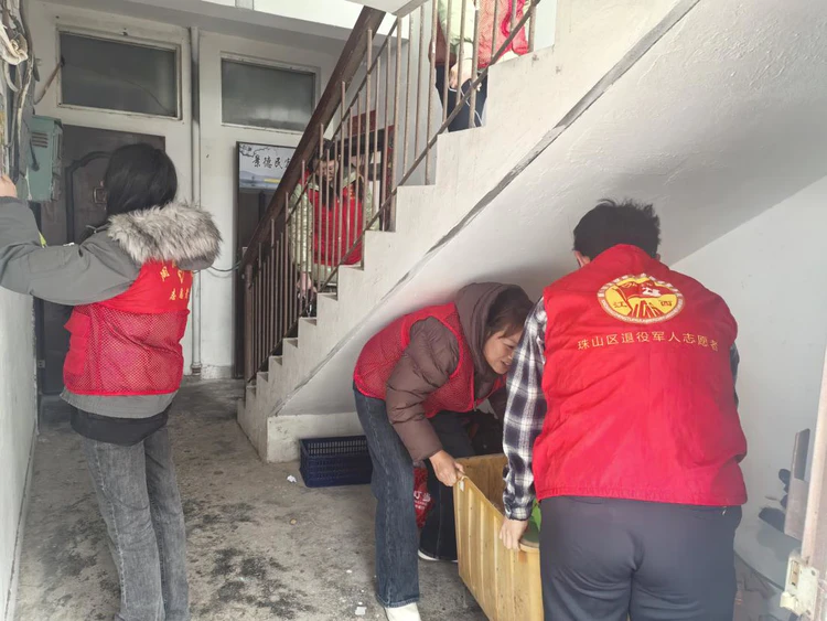 周路口街道云锦巷社区组织退役军人开展“学雷锋·美家园”志愿活动