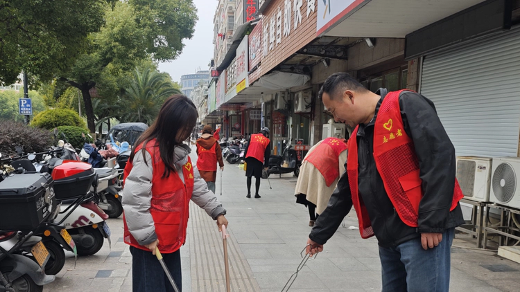 【学雷锋 净家园 暖民心】景德镇水务联合周路口街道云锦巷社区开展环境卫生整治行动