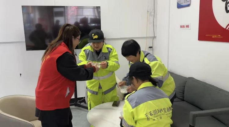 【网络中国节·周路口元宵】云锦巷社区开展“浓情元宵 温暖到家”送汤圆活动