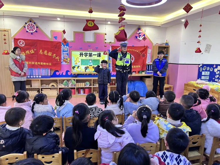 <span><b>1</b> / 5</span>新村街道梅家岭社区开展“交通安全进校园,护航萌娃平安路”