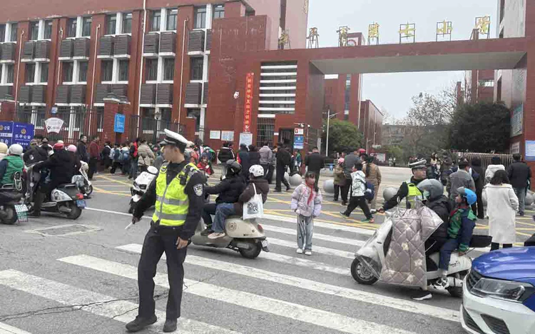 乐平公安交管全力护航“开学季”