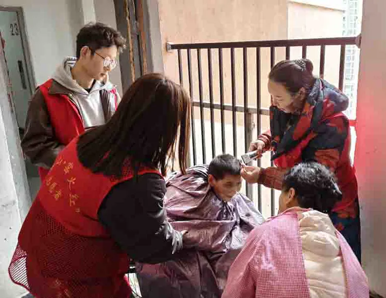 【弘扬雷锋精神 服务温暖民心】昌河街道景东安厦社区开展3·5学雷锋日志愿服务活动