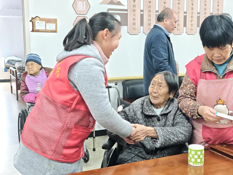 【学雷锋践初心 敬老爱老在行动】昌河街道梦园社区赴养老院开展志愿服务