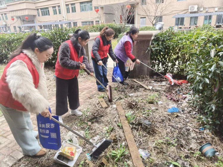 西郊街道金岸名都社区开展“学雷锋践初心 净家园暖人心”志愿服务活动