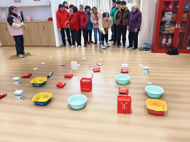 ​套圈互动暖人心  西郊街道胜利社区开展喜迎“三八”国际妇女节主题活动