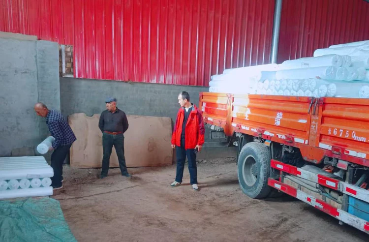 春潮涌动喀什田 农资送暖到农家I喀什世平农业集团全链条护航春耕生产