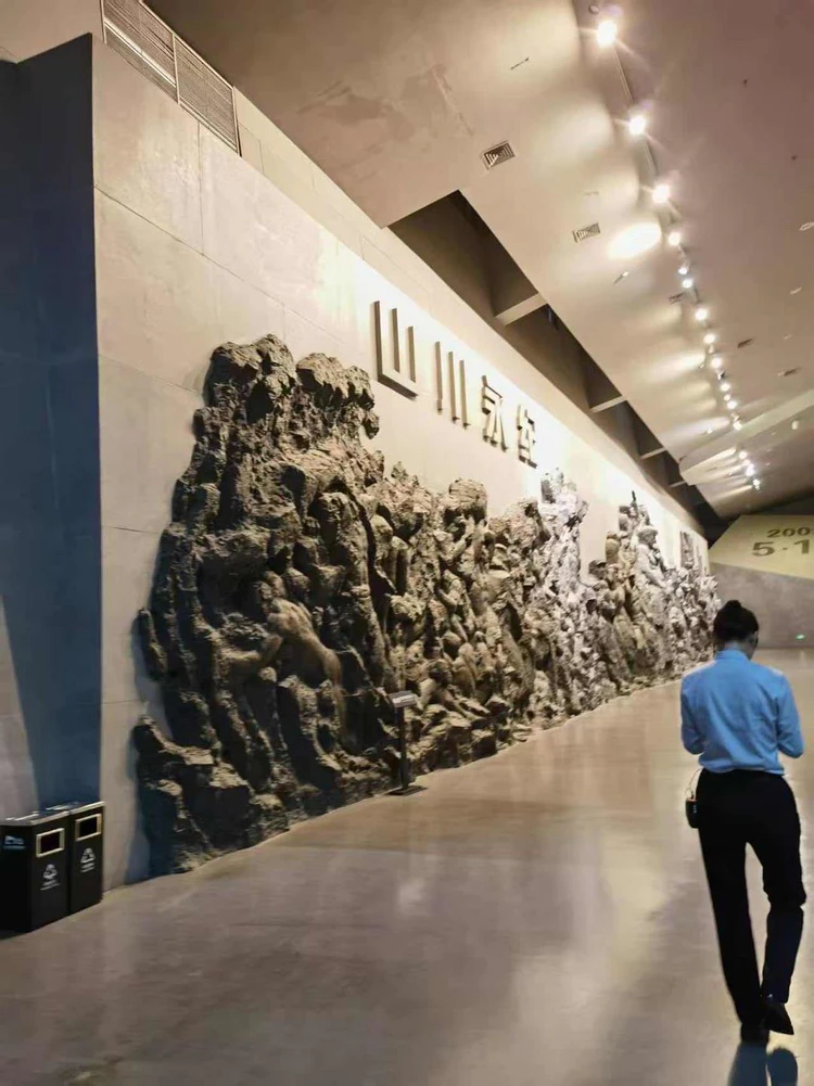 商成勇:《那一面国旗——北川抗震纪念馆广场记》