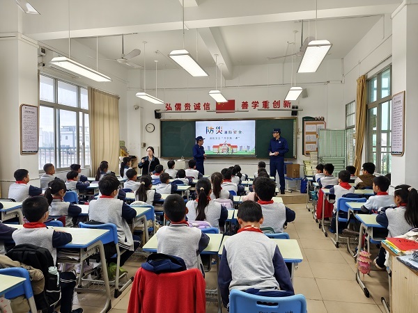 中山东凤：进学校开展“开学第一课”消防宣传活动