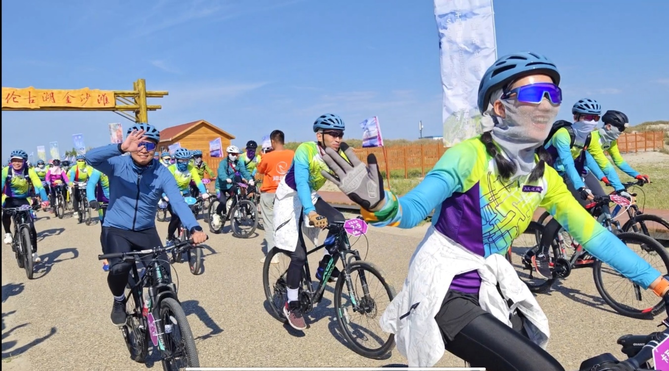 200多名骑手完成新疆阿勒泰“千里画廊”穿越