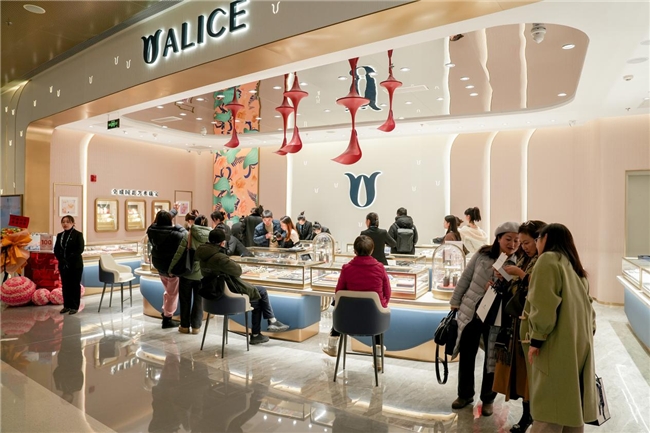 香港国际品牌爱丽丝珠宝新店开业，神秘投资大咖现身助力？​