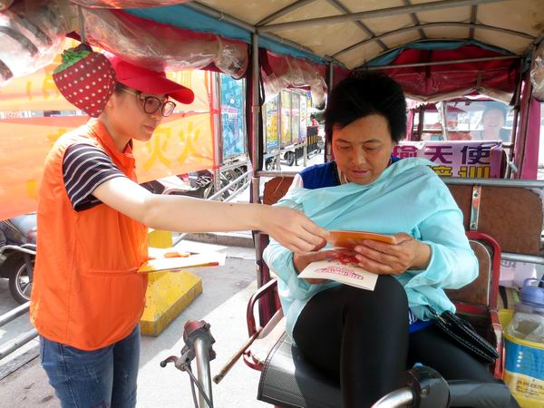 东升:消防志愿者为摩托车司机“充电”广受群众青睐