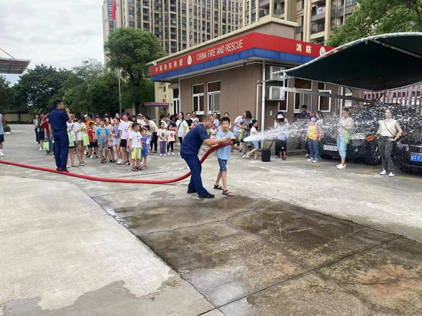 学消防知识 过别样暑假!30组亲子家庭走进东升消防大队参观学习