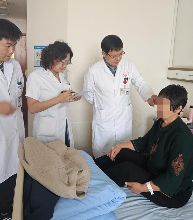 旅客在高铁上突发疾病,他挺身而出精准施救