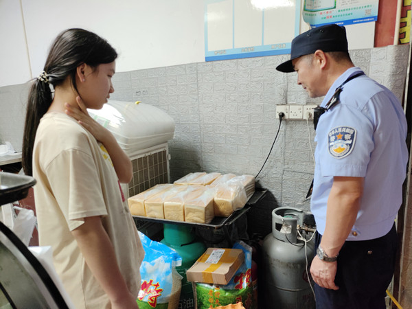 持续深入辖区餐饮场所开展燃气消防安全专项检查