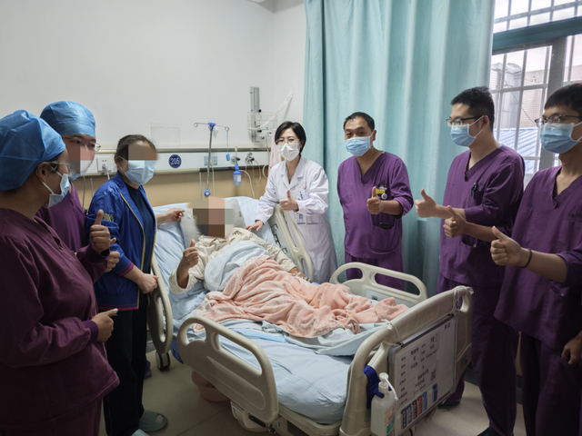 突发呼吸衰竭命悬一线 ECMO团队为他点亮生命之光