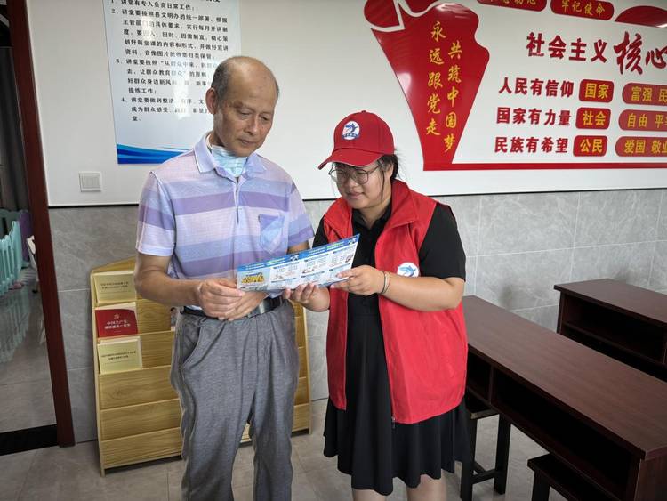 岩峰村开展 “守护钱袋子 共筑安全墙”反诈骗宣传活动