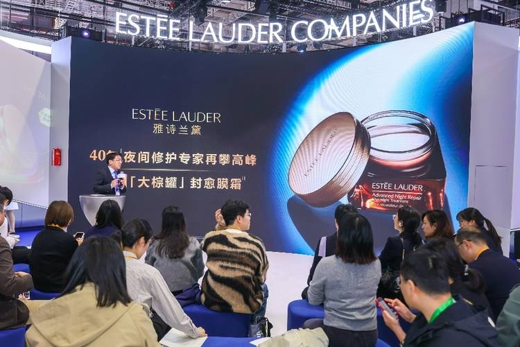雅诗兰黛品牌全新「大棕罐」封愈膜霜亮相进博会,引领夜间护肤新方式