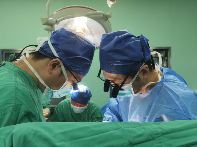 40岁男子突发胸痛命悬一线 9小时手术成功“拆弹”