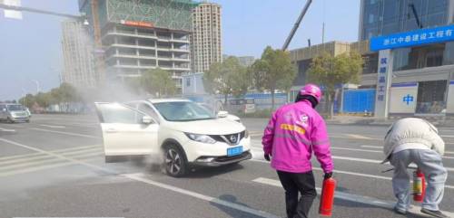 车辆冒烟险酿大祸,顺丰同城山姆骑士迅速反应化解危机