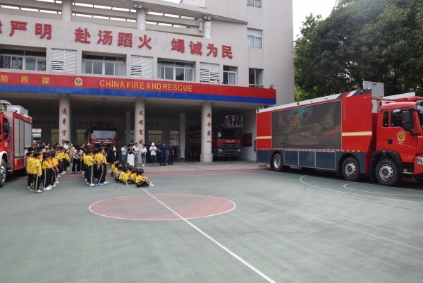 “童”行消防站 寓教于乐学消防——140余亲子“五一”节前参观南头消防队
