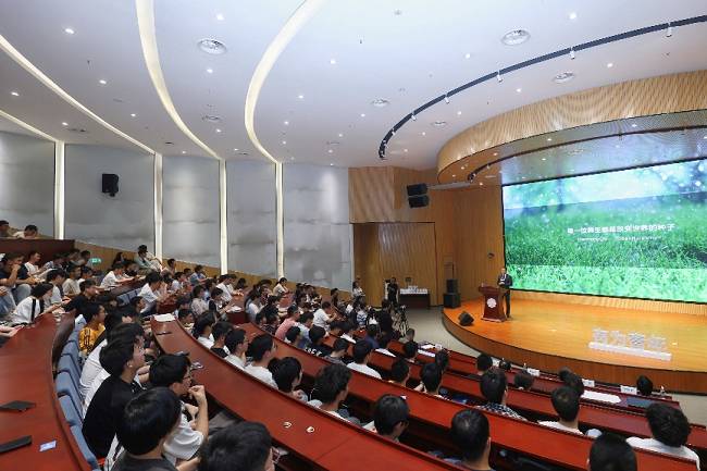 华为终端CEO何刚回母校西电 开讲鸿蒙校园公开课