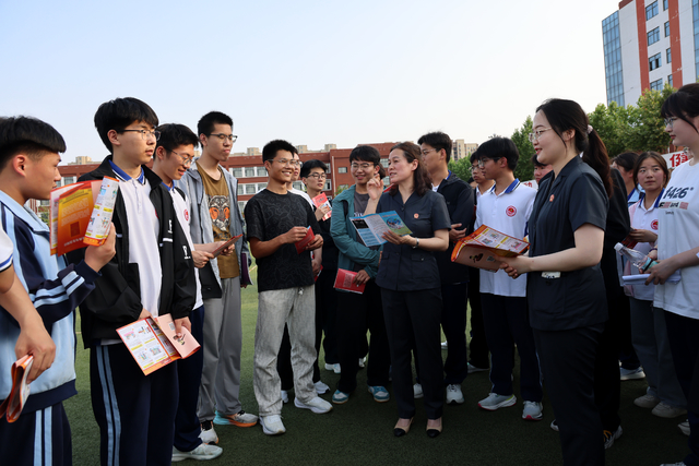 山东郯城法院:法进校园,“典”亮青春