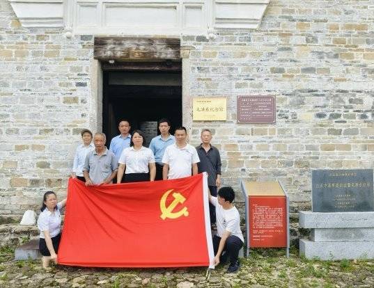 兴国县城岗镇罗兴村党支部开展“追寻红色足迹,凝聚奋进力量”主题党日活动