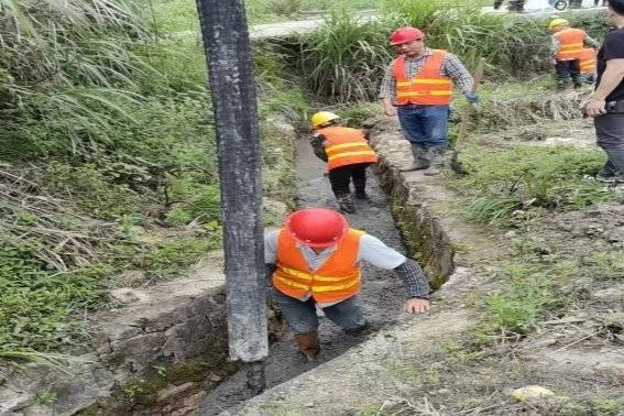 赣州市公路发展中心宁都分中心:修复排水沟,用心解民忧