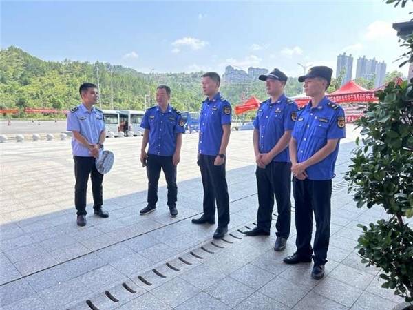 城管“护航高考”进行时,全力守护学子逐梦路