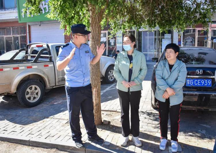 藏蓝白褂守考场:从同窗到护考的“最佳拍档”