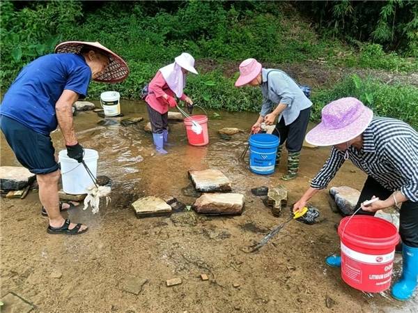 兴国县城岗镇晨光社区开展“清理河道垃圾 守护碧水蓝天”志愿服务活动