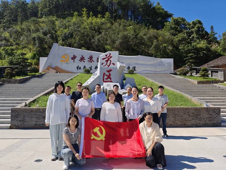 定南县林业局机关党支部开展“传承红色基因,凝聚奋进力量”主题党日活动