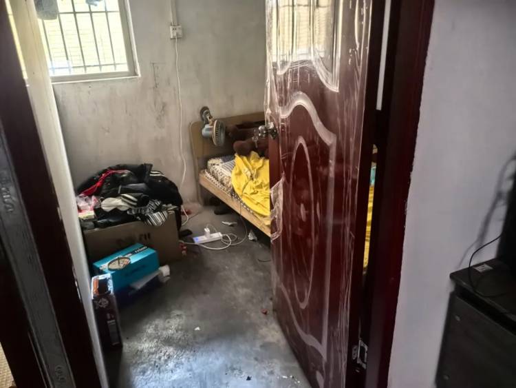 古镇一灯饰厂违规住人,被责令整改