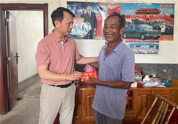 安远县天心镇:开展走访慰问退役军人老党员活动