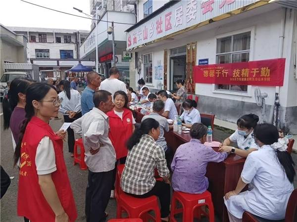 安远县高云山乡携手县总院开展“服务乡梓”三级联动义诊活动