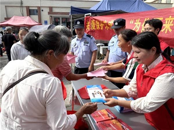 “为你而来,护你成长”——安远县天心镇多部门联合开展未成年人保护法主题普法宣传活动