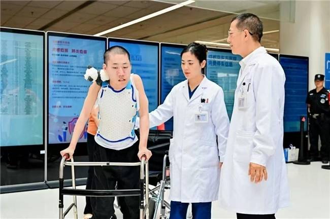 成都京东方医院完成世界首例反向折叠脊柱畸形手术 彰显医工融合创新技术实力