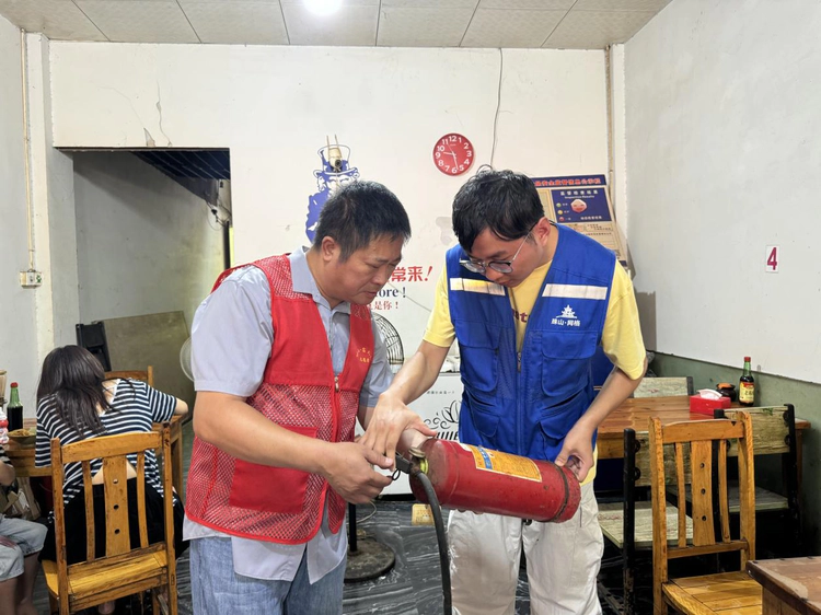 珠山区昌河街道景东安厦社区开展“四小行业”整治提升行动