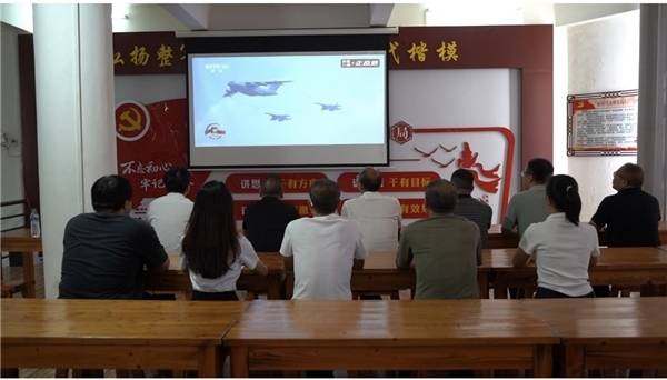 赓续整军精神 汲取奋进力量——安远县天心整军陈列馆工作人员观看抗战胜利日阅兵