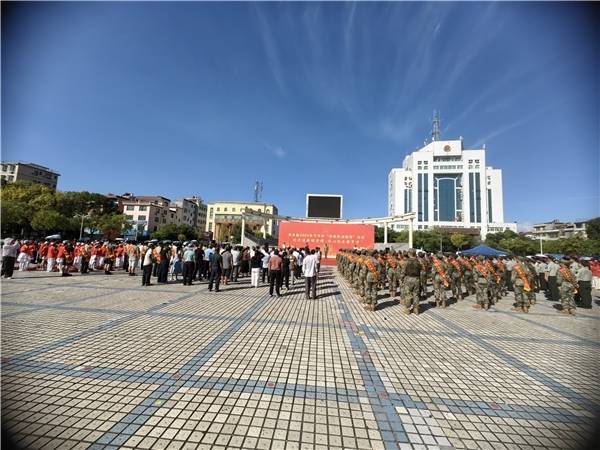 热血男儿披戎装 豪情壮志踏征程