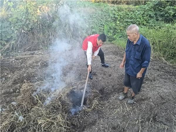 瑞金市云石山乡:党员志愿者及时制止农田焚烧 守护蓝天净土彰显担当