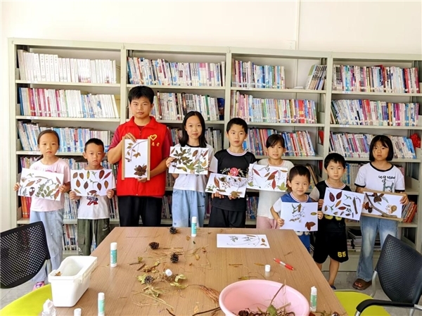 借自然之形 绘童趣之梦——安远县重石乡黄坑村实践站开展“花草树枝创意画”DIY活动