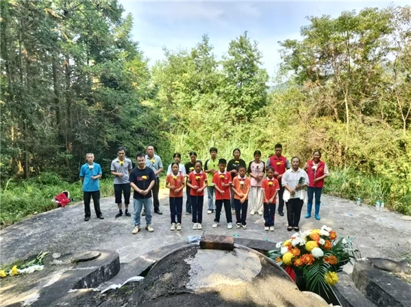 龙南市杨村镇:徒步祭英烈 红色永传承