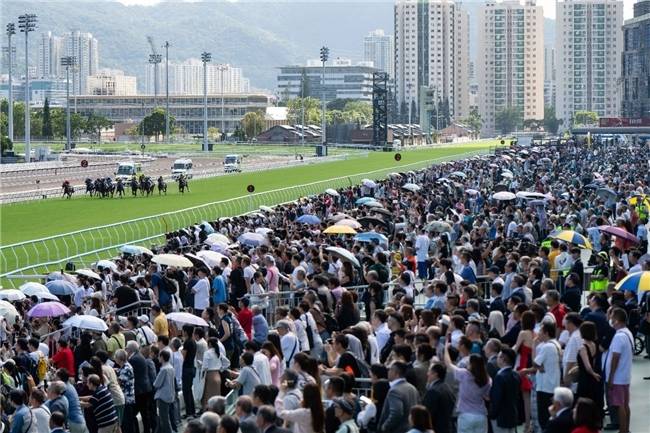 香港国庆赛马日圆满举行 逾34000人欢聚沙田马场喜迎祖国华诞