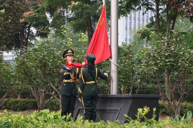 喜迎华诞,强国有我——杭州市东城外国语实验学校举行国庆升旗仪式