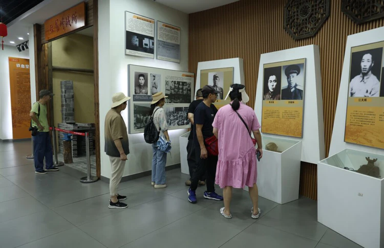 浮梁县瑶里古镇红色旅游火热 假期游客重温革命记忆