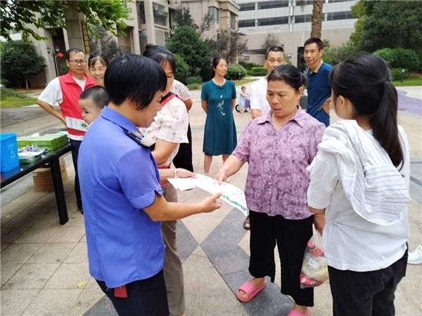 南康区城管局携手城东观澜小区开展“垃圾分类进社区，绿色生活共行动”宣传活动