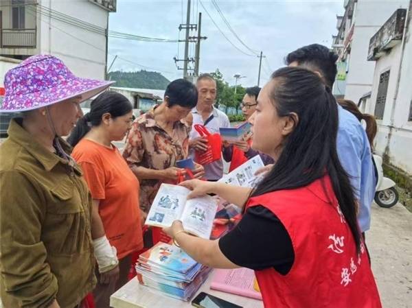 安远县高云山乡：普法“赶大集” 烟火集市飘“法”香